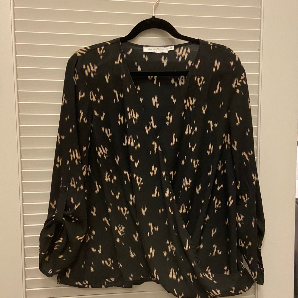 All in Favor Blouse. Faux Wrap Style. Black/Tan. XXL.
